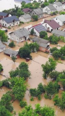 07.06.2023 Ukrayna Kherson. Çevre felaketi ve iklim değişikliği. Şehri ve evleri sular altında bırakan hava manzaralı nehir. Suda su basmış evler