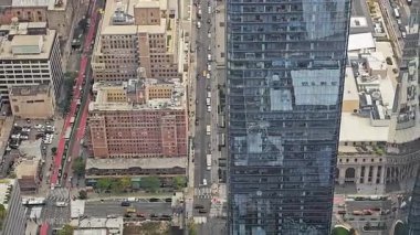 New York 'taki trafik ve binaların en üst görüntüsü, tarihi tuğla ve modern cam kuleler arasındaki tezat.
