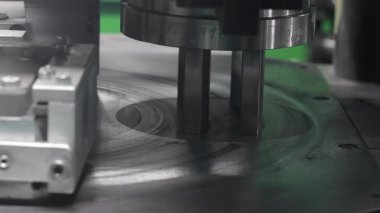 Robotik makine kolu yarı iletken gofret, temiz oda ortamında yüksek hassasiyetli otomatik imalat.