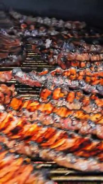 Izgara pirzola ızgara ızgara ızgara. Sıralar dolusu sulu, ızgarada pişmiş pirzola. Kaburgalar, kömürleşmiş ve taze et kombinasyonuyla zengin bir jöle ile kaplıdır.