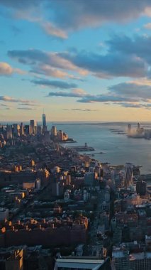 New York Şehri, gün batımında Hudson Nehri 'ne bakan gökyüzü, gün batımında New York City' nin çarpıcı hava manzarası..