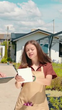 tarımsal çevre koruması. Çiftçiler bitkileri inceler ve çiftliklerin ve bitkilerin kayıtlarını tutarlar..