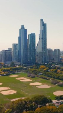 Grant Park ve Chicago ufuk çizgisinin hava görüntüsü. Şikago ufuk çizgisini gösteren hava manzarası ve açık bir günde Grant Parks spor sahaları ve yeşillik kentsel gökdelenlerle çevrili..