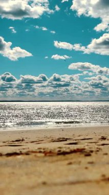 Okyanus Dalgalı Sunny Beach Sahneleri, metal dedektörlü bir adamın silueti kumdaki kayıp şeyleri arıyor..