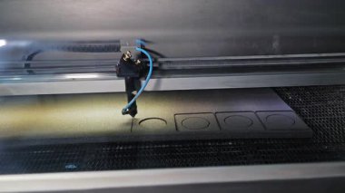 Lazer kesme sistemi, sanayi CNC makinesi, soğutma tüpü ve kontrol mekanizması ile çalışıyor..