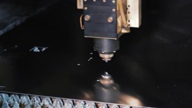 Lazer kesme makinesi, karanlık metal levha işleme, hassas CNC işleme endüstriyel imalatta şekiller yaratıyor.