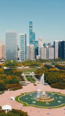 Chicago Skyline ve Grant Park, Buckingham Fountain, Chicago gökdelenli ve Michigan Gölü 'ndeki ikonik Buckingham Çeşmesi ve Grant Park' ın gökdelenlerini gösteren gökyüzü manzarası.