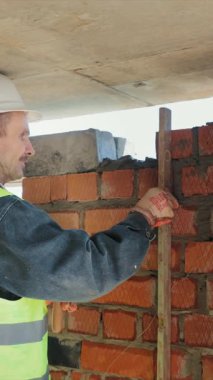 İnşaat alanındaki vinç kaldırma beton kaplama vinç inşaat alanındaki beton levhayı kaldırıyor.