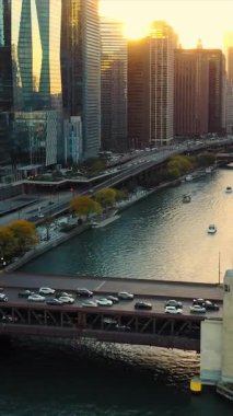 Chicago Illinois Şehir Merkezi Nehir ve Köprüsü Sunset 'te.