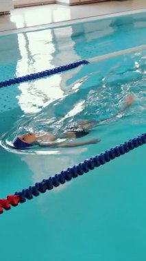 Yüzücü bilardo şeridinde sıçrıyor, yüzücü havuz şeridinde çalışırken su sıçratıyor..