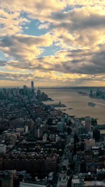 New York Şehri 'nin Günbatımında Zaman Hükmü New York şehrinin dinamik ufuk çizgisini Hudson Nehri üzerinde sürüklenen bulutları yakalıyor..