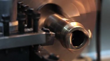 Torna makinesini çalıştıran yüksek hızlı metal, çelik yüzeyi şekillendirir. Hassas mekanik pürüzsüz iç ve dış silindirik hatlar oluşturur.