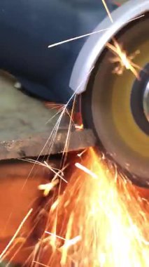 Yüksek hızlı açı öğütücüyle metal kesme, disk çeliği dilimlerken yoğun kıvılcımlar püskürüyor..