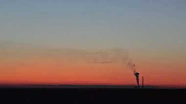 Tek Fabrika Baca Duman Emici Endüstriyel Ufuk ile Minimalist Günbatımı.