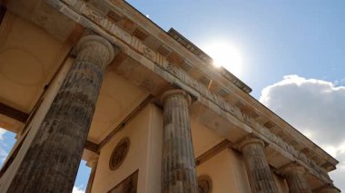 Berlin Almanya 25.05.2025, Günışığı Brandenburg Kapısı 'nı Neoklasik Tasarım ve Mimarinin Altından Aydınlattı.