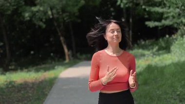 Orman Parkı 'nda Koşan Atletik Kadın' ın Yakın Çekimi Aktif Çevre dostu Yaşam Tarzı ve Yeşillik Ağaçları Arasında Sabah Sporu