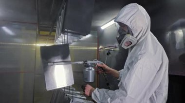 Endüstriyel Toz Kaplama Süreci, Tam Teçhizatlı İşçi Metal Panelleri Eşit Spreyliyor.