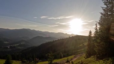 Karpatya Dağları Üzerinde Günbatımı Hızlandırması, Ormanlı Tepeler Üzerindeki Sıcak Işık ve Yaz Dağları Gecesinde Huzurlu Kırsal Arazi Aydınlanması.