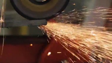 Endüstriyel Atölyede Yüksek Hızda Aşındırıcı Tekerleği olan Öğütücü Metal, Bıçak Ucundan Uçan Kıvılcımların Yakın Çekimi Üretim Sürecinde veya Tamamlama Sürecinde.