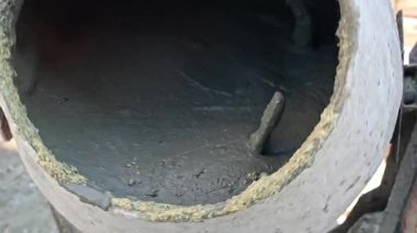 Islak Çimento 'nun Yakın Çekimi Bateri İçinde Karıştırma, İnşaat Sürecinde Kalın Beton Döküm Biçimi.
