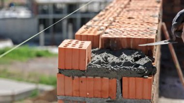 Mason Boş Tuğlaları Havan ve Şehir İnşaat Alanındaki Hassas Tuğlalarla Yakın Çekim.