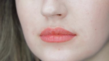 İyileştirilmiş Kalıcı Dudak Makyajı Yakın çekim, Doğal Bakım Kozmetik Pigmentasyon İşlemi Tamamlandı.