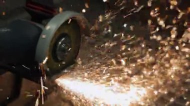 Endüstriyel Metal Öğütme Süreci Yakından, Kıvılcımlar Yüksek Hızlı Rotary Kesme Aracından Uçuyor.