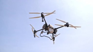 Uçan Tarım İHA 'sı, Yüksek Teknolojik Tarım Ekipmanı Mavi Gökyüzü Arkaplanına Karşı Operasyon.