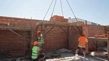 Tuğla Palet İnşaat Ekibi Isı Duvarlı Yapının İçinde Çalışıyor olarak Platforma Kaldırıldı.