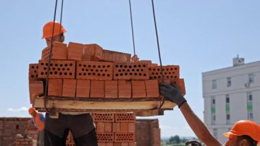 Karpatlar 'da güneşli bir yaz günü, kır çiçekleriyle ve uzak ormanlarla birlikte açık bir dağ kaldıracına binen iki kişi, karpatlar' da huzurlu bir açık hava manzarası..