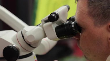 Laboratuvar İnceleme Süreci sırasında Mikroskop ile Bilim adamı veya Teknisyen Gözlemleri.