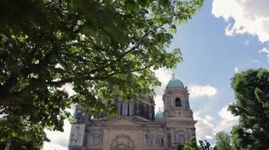Berlin Almanya 25.05.2025, Berliner Dom Aşağıdan Yakalandı Ağaç Yaprakları ve Güneş Işığı Parıltısı.