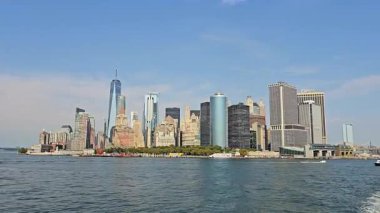 New York, ABD, 2024-10-13 Gün batımında Aşağı Manhattan, Bir Dünya Ticaret Merkezi ve gökdelenler altında dramatik bulutlar altında