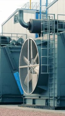 Büyük endüstriyel soğutma vantilatörleri. Soğutma vantilatörü olan büyük bir pompa istasyonu. Dönen bıçaklar.