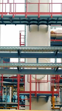 Benzin istasyonu. Gaz üretimi. Boruları ve vanaları olan metal yapılar. Benzin pompalama istasyonu