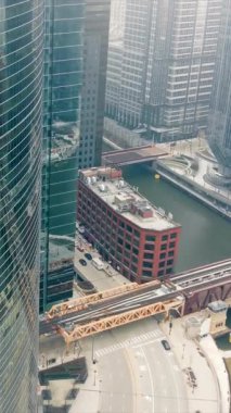 Chicago Illinois 25.04.2022 Foggy Day Manzarası. Chicago şehir merkezinde bulutların üzerinde uçuyor.