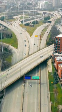 Chicago 'daki eyaletler arası uçuş. Banliyö otomobili kavşağı ve Chicago şehrine giriş. Şehre varan araba trafiği.