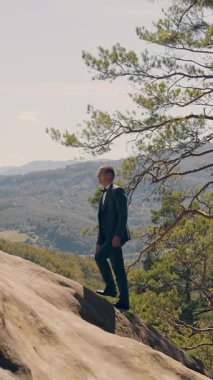 Gelin ve damat bir dağın zirvesinde dikiliyorlar, kameraya dönüyorlar, uzaklığa bakıyorlar. Aşağıdaki orman dağları gelecekteki ortak yolculuklarını yansıtıyor..