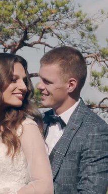 Düğün çifti yeşil bir parkta yavaşça birbirlerinin gözlerinin içine bakarak yürür. Gülüşleri, sakin ve doğal bir atmosferde sevgi ve şefkat gösteriyor..