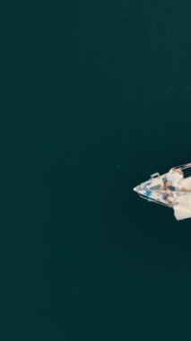 Ukrayna. Lviv. 19.09.2020. Akşam ışığı yalnız bir yatın etrafındaki suyu yansıtır. İnsansız hava aracı, sakin günbatımında denizin üzerinde süzülüyor..