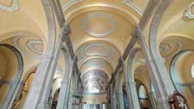 Zarif Taş Kemerleri ve Süslü Tavan Tasarımı, Simetrik Bakış açısı Dini Mimari ve Ruhani Atmosferi Vurguluyor Tarihi Kilisenin İçi.