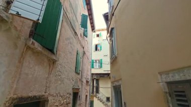 Rovinj Hırvatistan Kırsal Taş Duvarlar ve Yeşil Pencere Panjurları, Akdeniz 'in Otantik Eski Şehir Atmosferi ile Dar Geçidi.