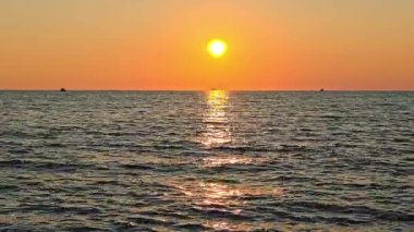 Adriyatik Denizi 'nde Günbatımı Su Üzerine Altın Güneş Yansıması, Huzur Ufku ve Turuncu Gökyüzüne Karşı Siluetlenmiş Tekneler.