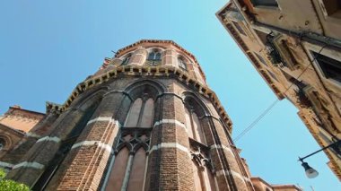 Venedik İtalya 11.08.2025 Basilica Di Santa Maria Gloriosa Dei Frari Gotik Kırmızı Tuğla Cephesi Mavi Yaz Gökyüzüne Karşı Tarihi Şehir.