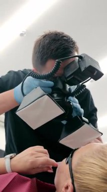 Diş kliniğinde bir hastanın diş çene fotografı. Bir dişçi hastanın dişlerinin fotoğrafını çeker.