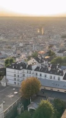 Paris 05.04.2024 Paris 'te Paris' in çatılarında gün batımının sıcacık parıltısı Paris 'in çatılarında Eyfel Kulesi ile birlikte.