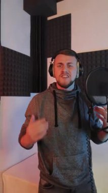 Ses geçirmez Stüdyoda Müzisyen Kayıt Vokalleri, akustik olarak tedavi edilen stüdyoda pop filtresiyle mikrofona şarkı söyleyen sanatçı.