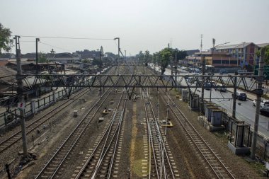 Birçok çizgisi olan bir demiryolu hattının portresi