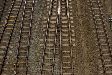 Birçok çizgisi olan bir demiryolu hattının portresi