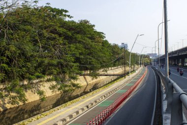 Otoyolun ve şehir parkının kenarındaki bisiklet yolu.